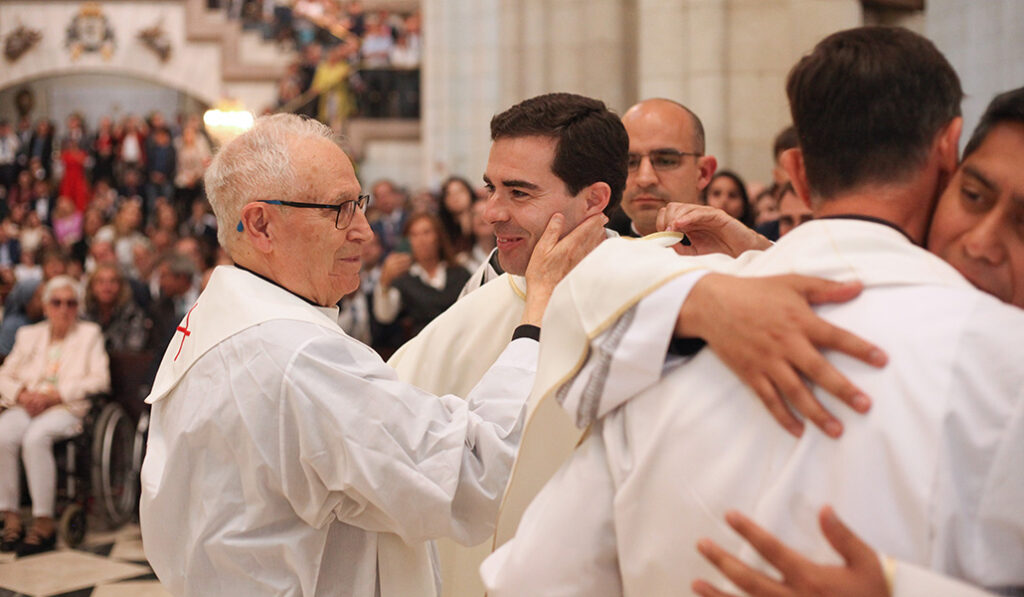 Los nuevos presbíteros reciben el abrazo de los sacerdotes presentes.