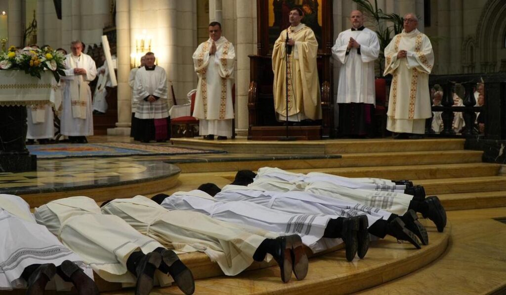 El cardenal y algunos de los nuevos presbíteros. Foto: Javier Ramírez.