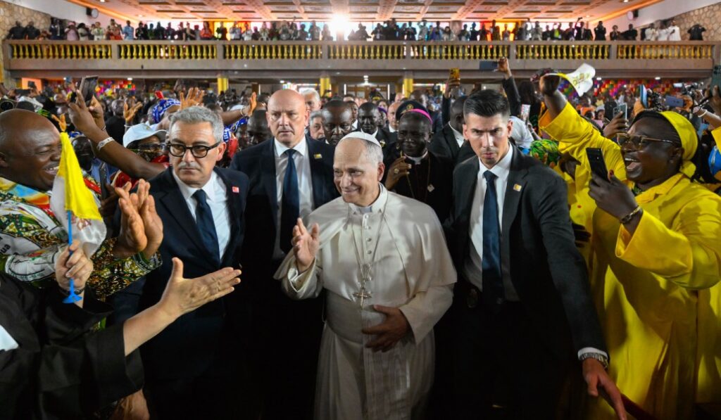 Oración por la paz en la catedral de Bamenda, el 16 de abril. Foto: OSV News / Vatican Media / Simone Risoluti.