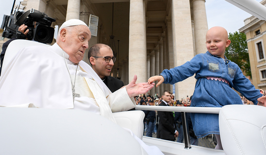 El Papa Francisco con una niña enferma