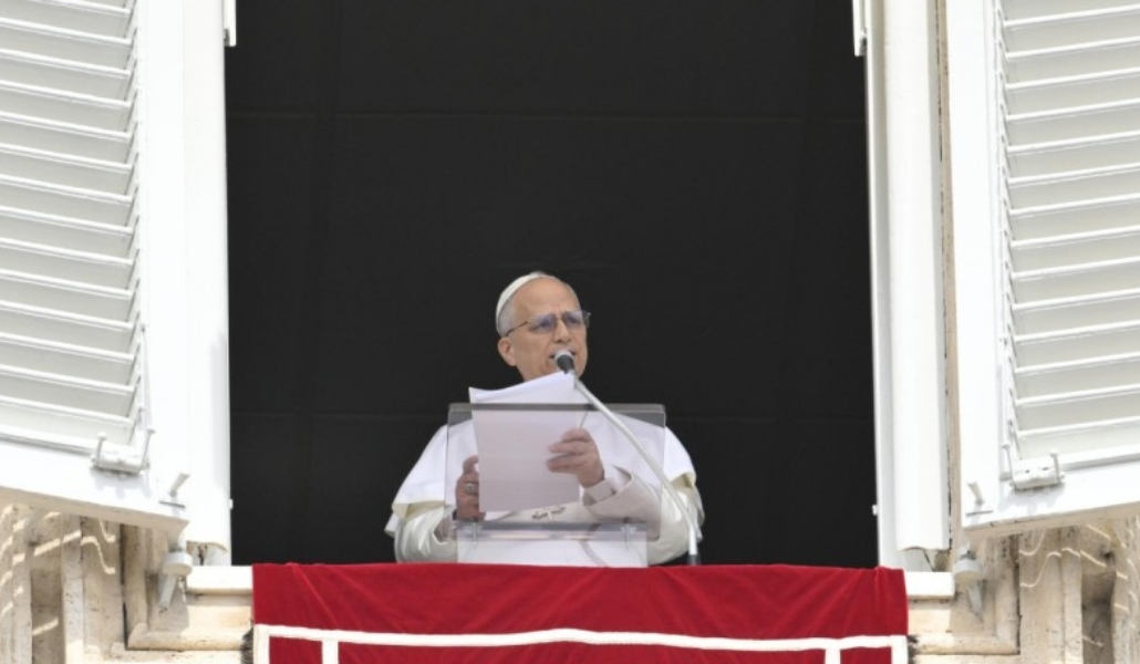 El papa saludando desde el balcón pontificio.