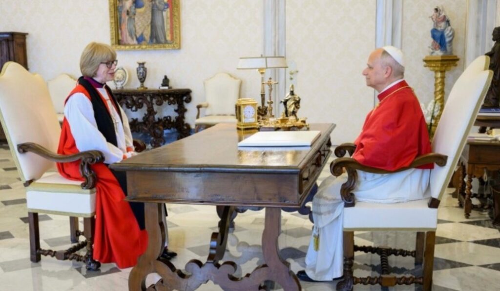 El Pontífice, reunido en privado con Mullally. Foto: Vatican Media.