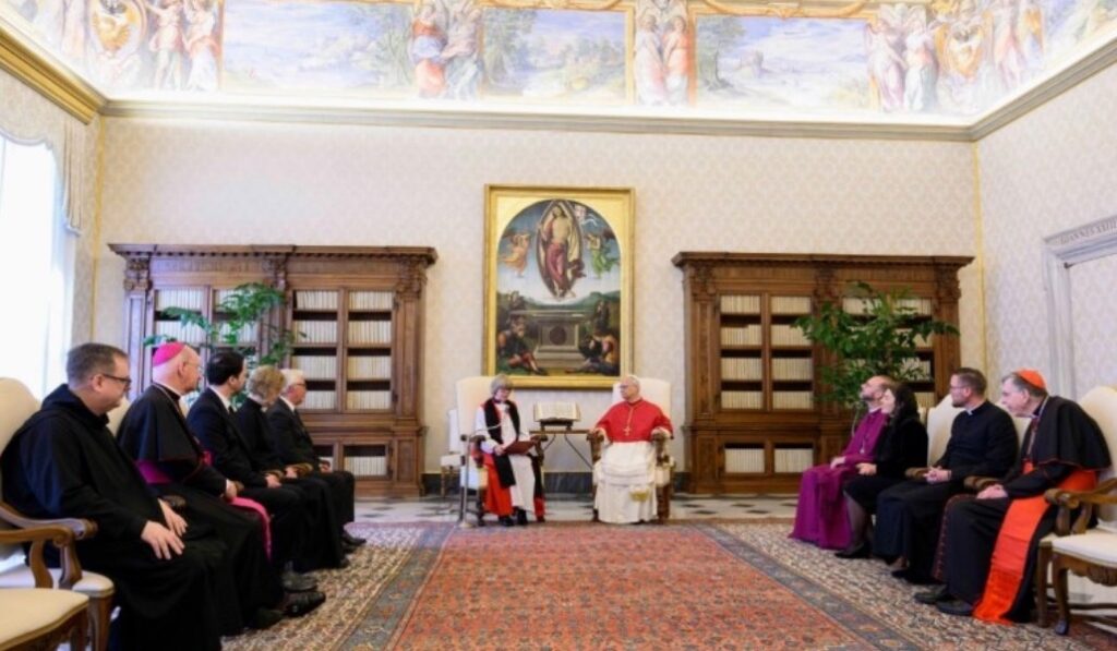El Papa se dirige a toda la delegación que acompañaba a Mullally. Foto: Vatican Media.