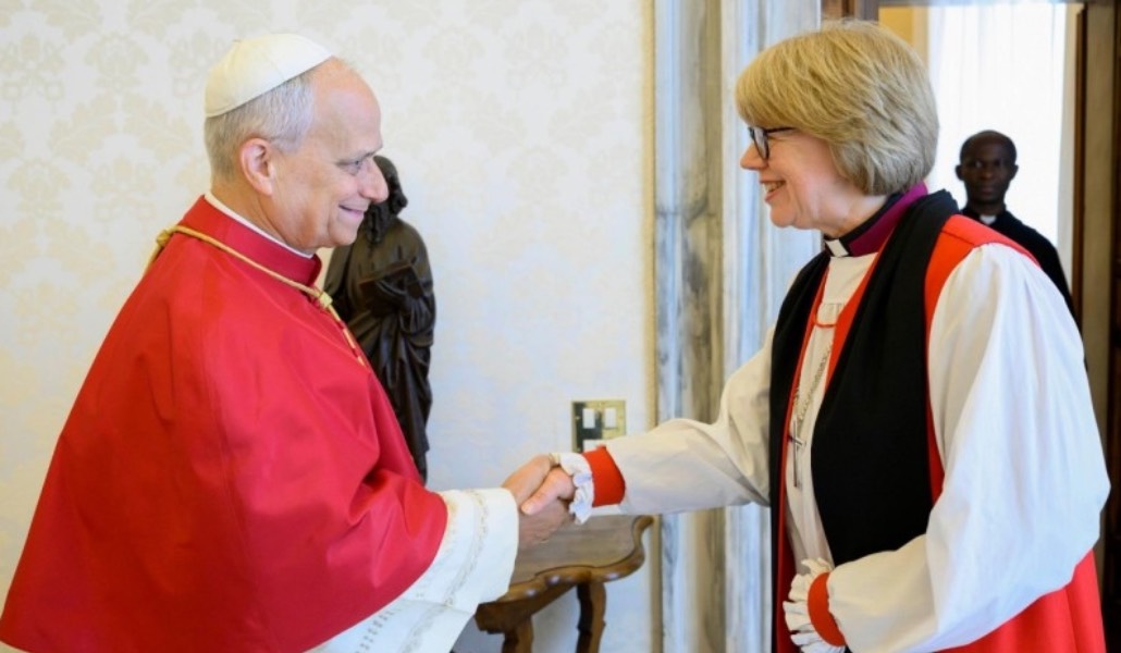León XIV saluda a Mullally antes de su audiencia. Foto: Vatican Media.