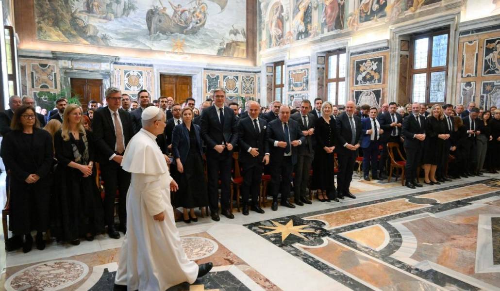 El Santo Padre llega a la audiencia con el PP Europeo. Foto: Vatican Media.