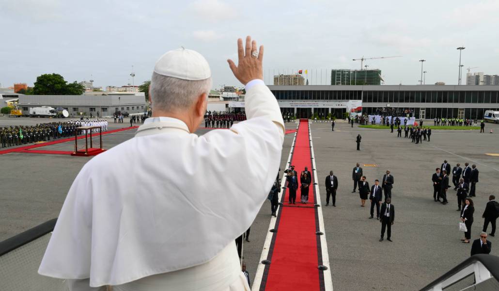 El Papa sube a un avión en Luanda (Angola). Foto: OSV News / Vatican Media / Simone Risoluti.