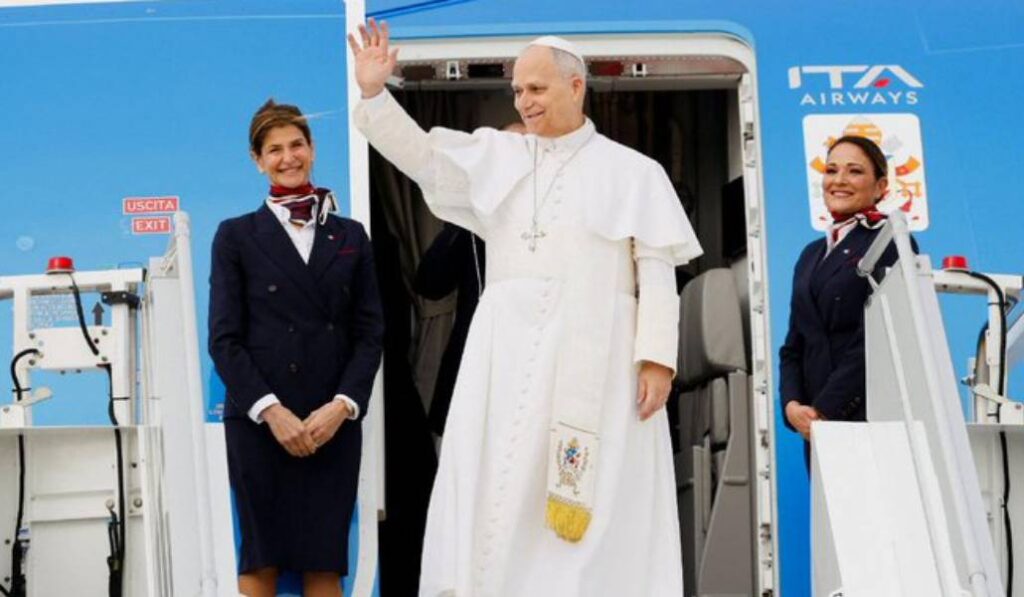 León XIV saluda desde la escalinata del avión que le lleva a África. Foto: Vatican Media.