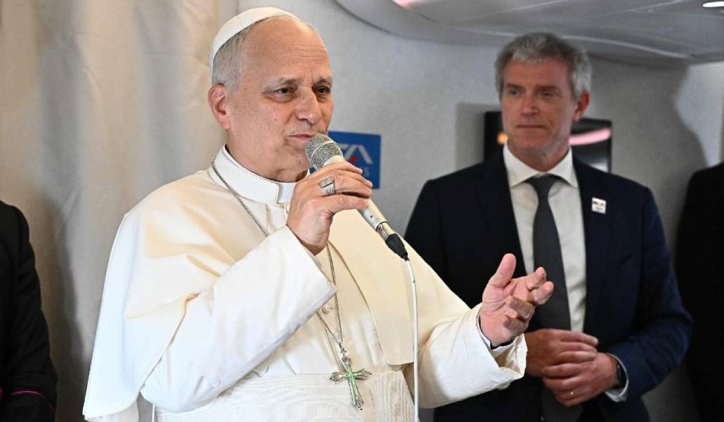 León XIV saluda a los periodista en el avión. Foto: Vatican Media.