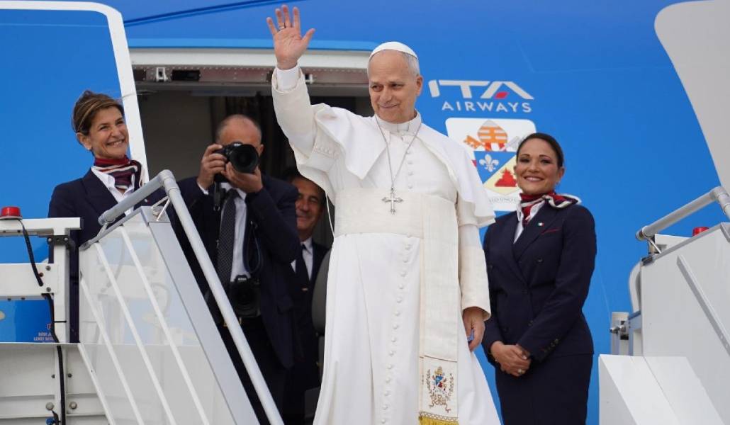 El Papa saluda antes de viajar a África. Foto: Vatican News.