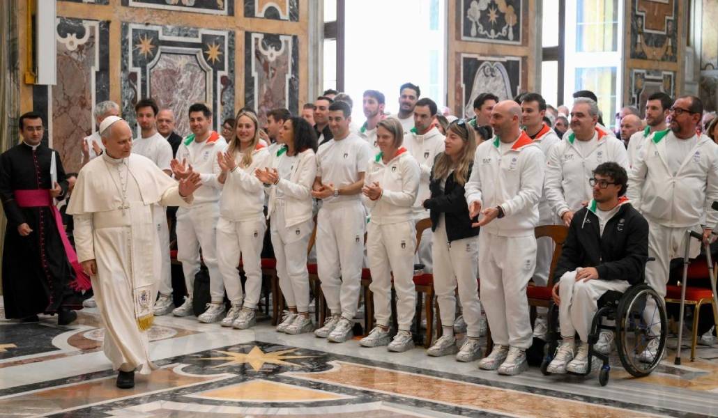El Papa saluda a los deportistas este jueves. Foto: Vatican Media.