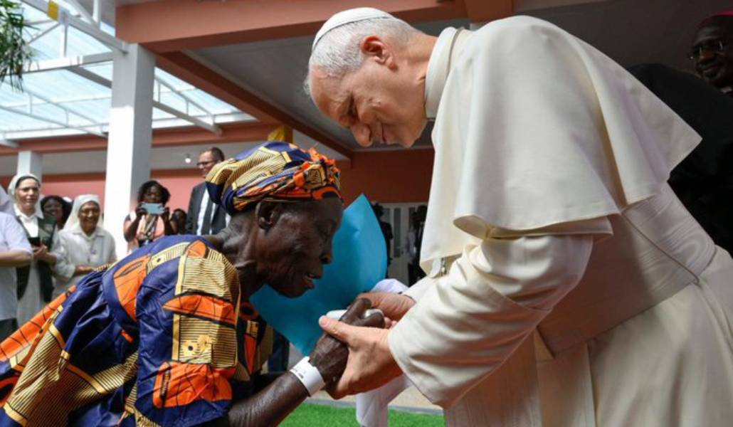 El Papa saluda a una de las mujeres del centro. Foto: Vatican Media.