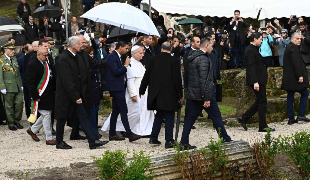Paseo del Papa entre las ruinas de Hipona. Foto: EFE.