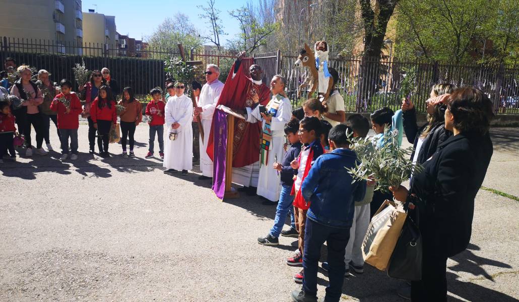 Algunos usuarios del CEDIA acuden a las celebraciones de la parroquia. Foto: Crucifixión del Señor.