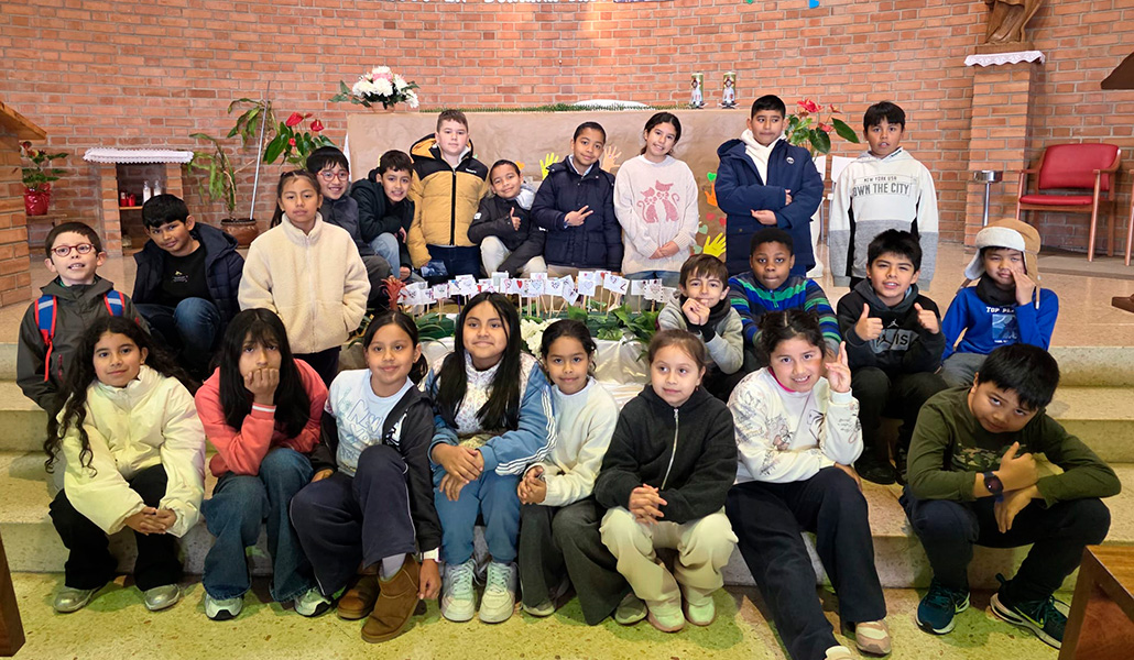 Los niños de catequesis reflejan la realidad de la inmigración en el barrio.