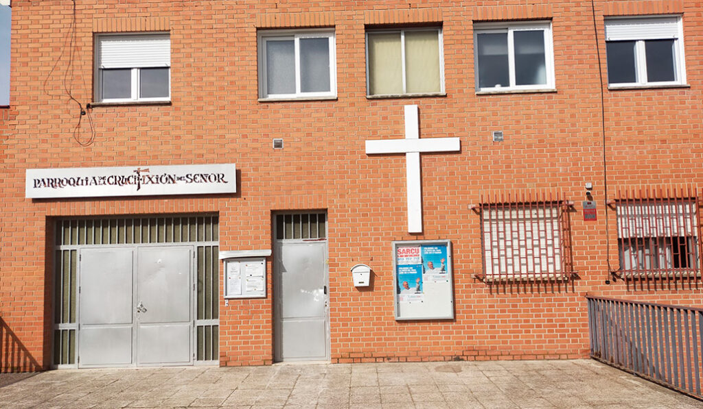 Fachada de la parroquia.
