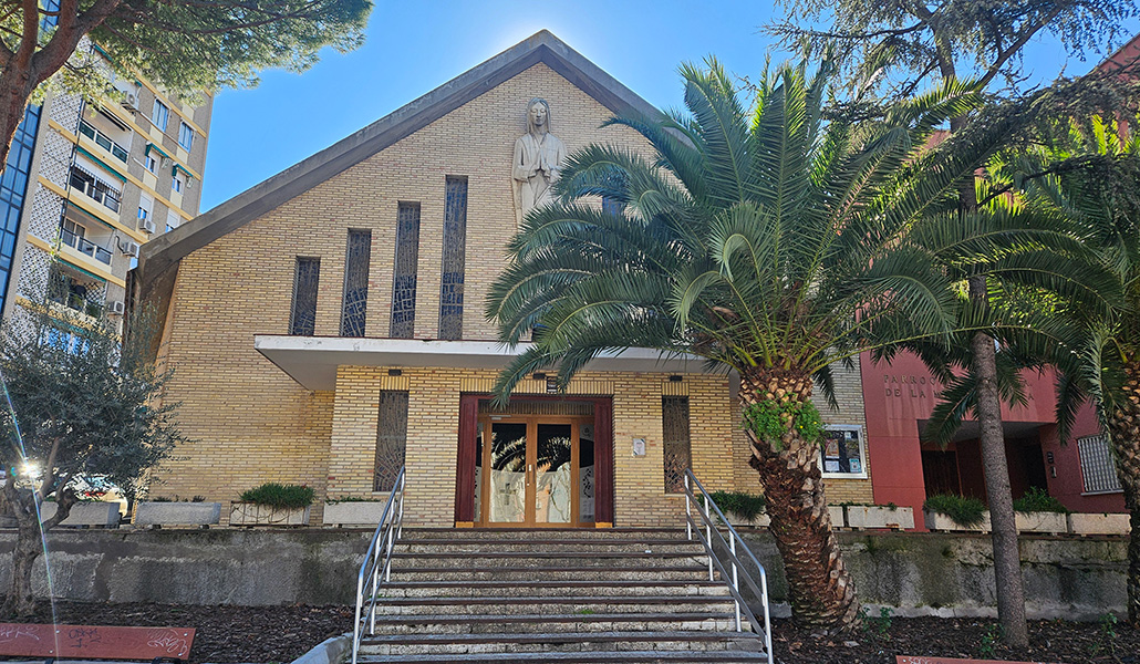Fachada del templo, enfrente del Estadio de Vallecas.
