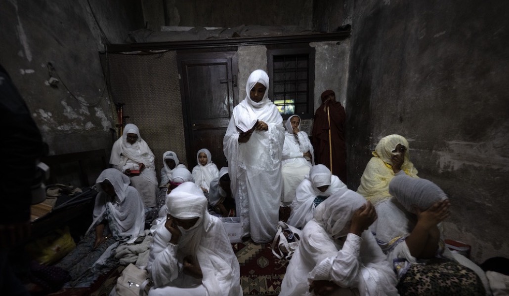 Cristianos etíopes asisten a una ceremonia del Jueves Santo en la iglesia del Santo Sepulcro. Foto: Anadolu / Mostafa Alkharouf.