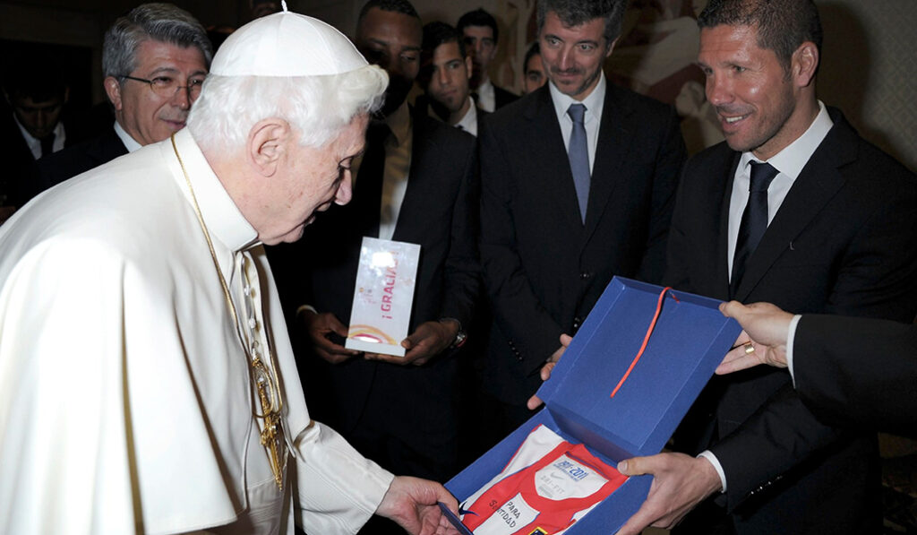 El Papa Benedicto XVI recibe un regalo de Diego Simeone, entrenador del equipo de fútbol del Atlético de Madrid, al final de la audiencia semanal del Papa en el salón Pablo VI del Vaticano el 15 de febrero de 2012.  