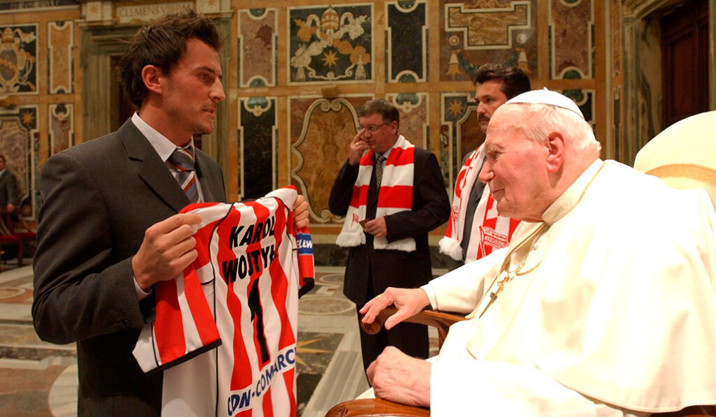 Un miembro del Club Deportivo de Cracovia entrega al Papa Juan Pablo II una camiseta personalizada durante una audiencia privada para el equipo de fútbol el 4 de enero en el Vaticano.