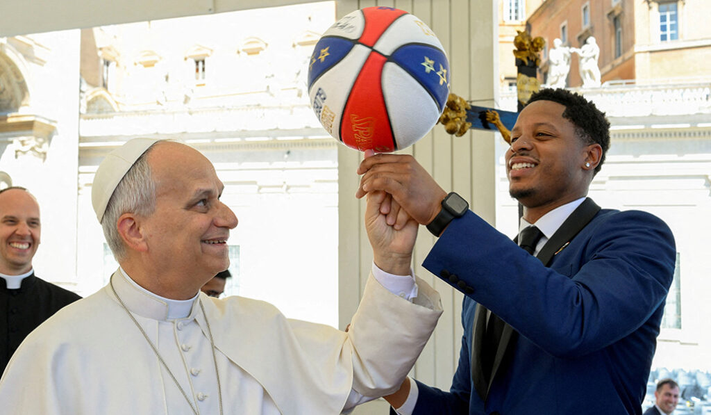 El Papa León XIV con miembros del equipo Harlem Globetrotters durante su audiencia general semanal en la plaza de San Pedro en el Vaticano el 8 de abril de 2026.