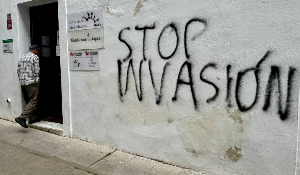 Pintada contra la regularización en la fachada de una entidad colaboradora en Almendralejo (Badajoz). Foto: EFE.