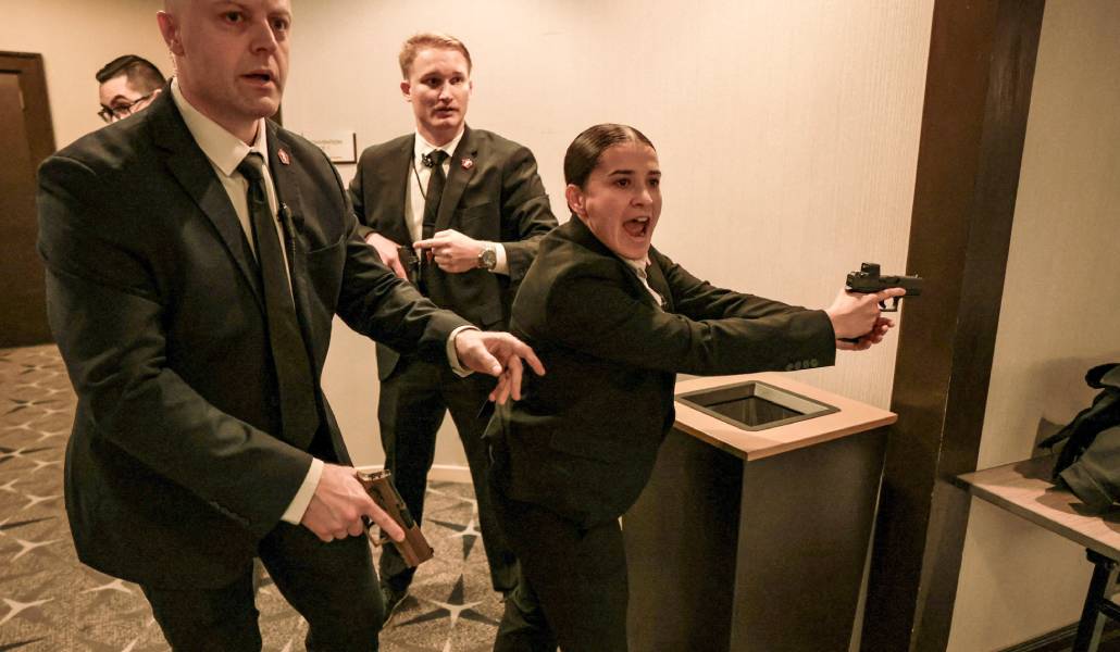 Miembros de las fuerzas de seguridad durante el intento de atentado en la Cena de Corresponsales. Foto: OSV News / Reuters / Jonathan Ernst.