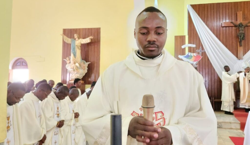 Pinthinho es sacerdote desde el año pasado. Foto: Cedida por Antonio Pintinho.