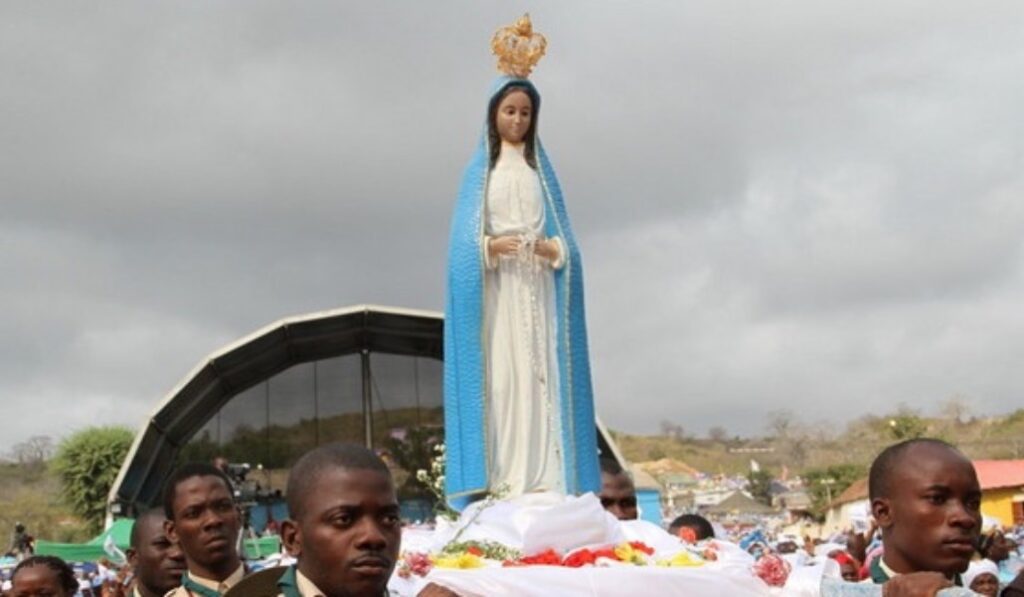 Procesión con la imagen de Mama Muxima. Foto: Observatorio de la Lengua Portuguesa.