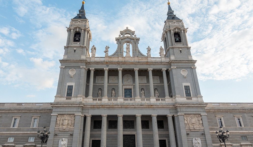 Fachada principal de la catedral de la Almudena