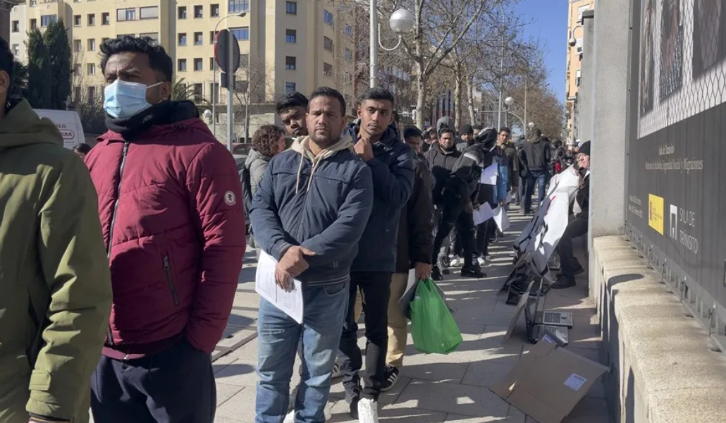 Cola en una oficina de extranjería.