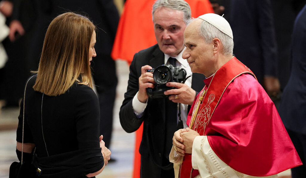 El Papa León XIV saluda a la Presidenta del Parlamento Europeo, Roberta Metsola, después de que el pontífice celebrara su Misa de inauguración en el Vaticano el 18 de mayo de 2025.