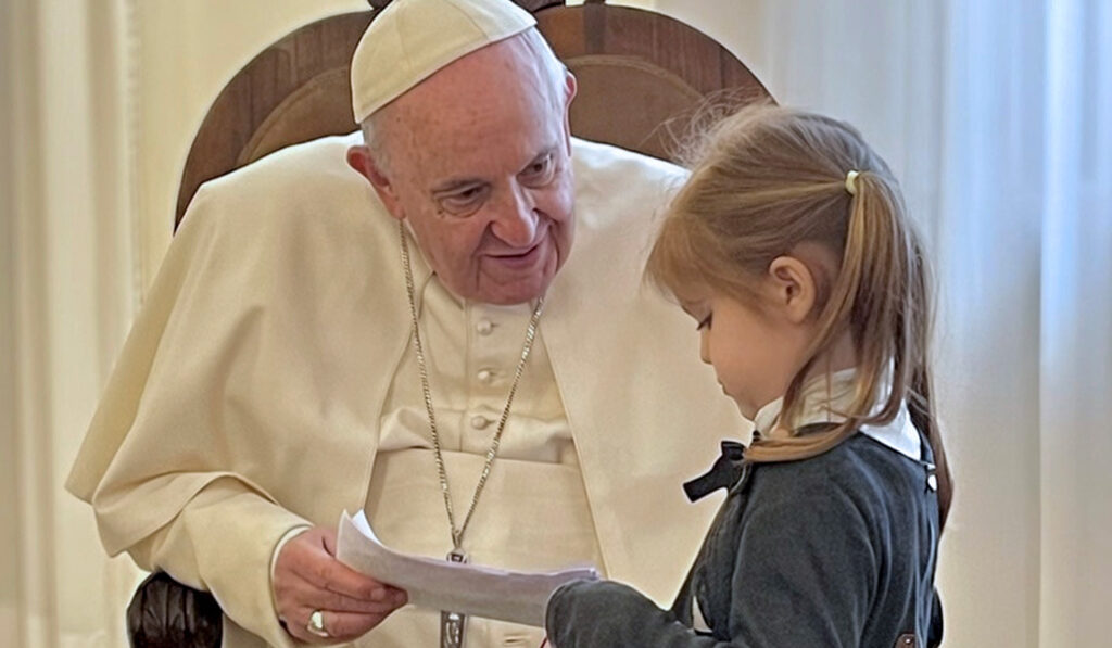 Una de los cuatro hijos de Cernuzio, con Francisco durante una de sus visitas.