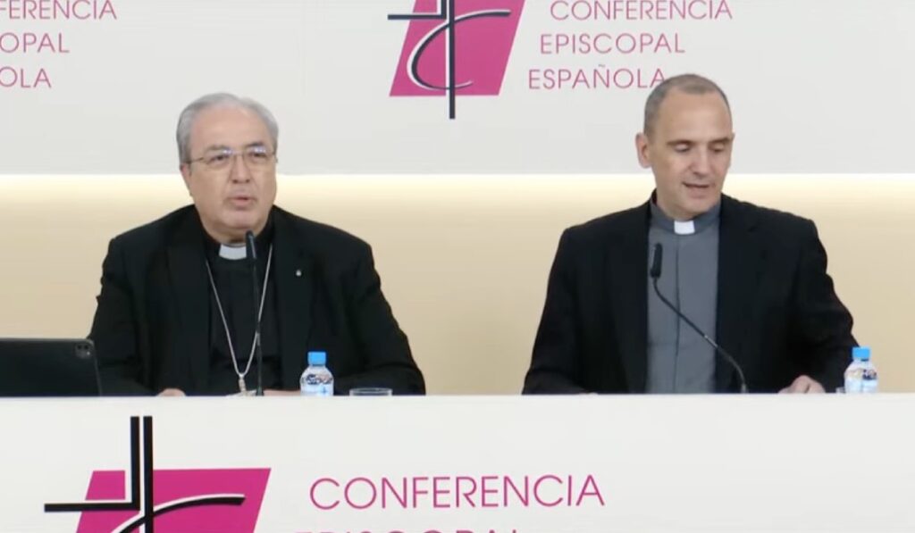 El secretario general de la CEE, Francisco César Garcia Magán, y el secretario de la Comisión de Medios de Comunicación, José Gabriel Vera, durante la rueda. Foto: CEE.