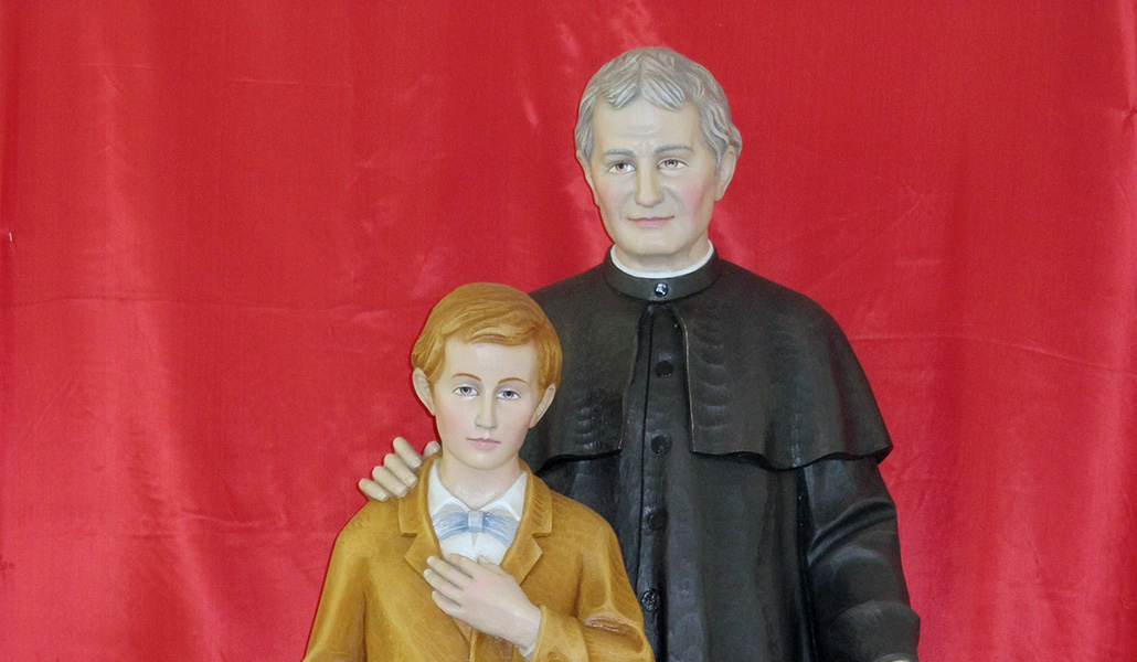 Estatua de Santo Domingo Savio con Don Bosco