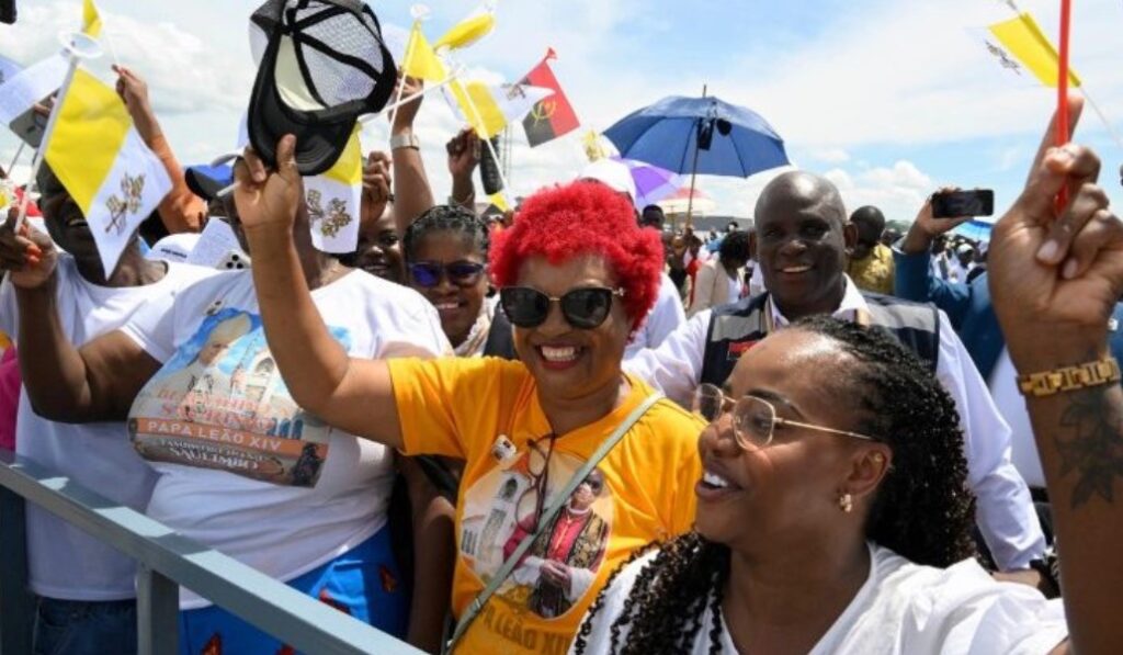 Los fieles celebran la llegada del Pontífice. Foto: Vatican Media.