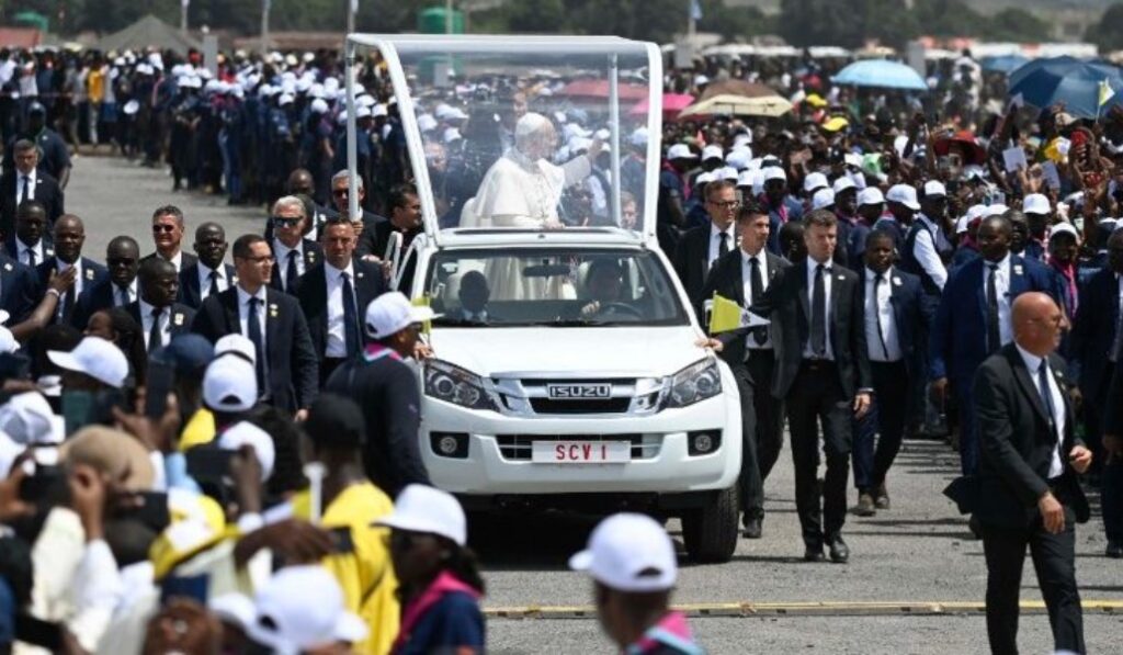 El Santo Padre recorre la explanada de la Misa en el papamóvil. Foto: Vatican Media.