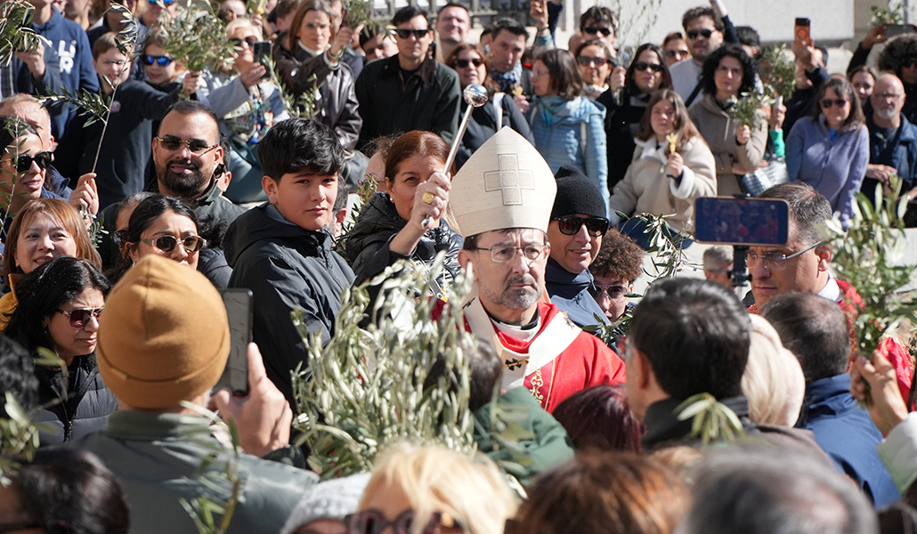 Cobo pidió a los fieles no conformarse con una fe superficial y acompañar a Cristo más allá del entusiasmo inicial.