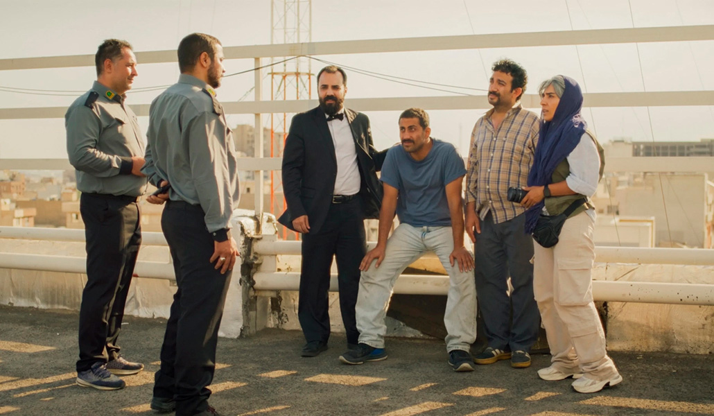 Majid Panahi, Mohamad Ali Elyasmehr, Vahid Mobasseri y Maryam Afshari, frente a dos guardias, en un momento del filme.