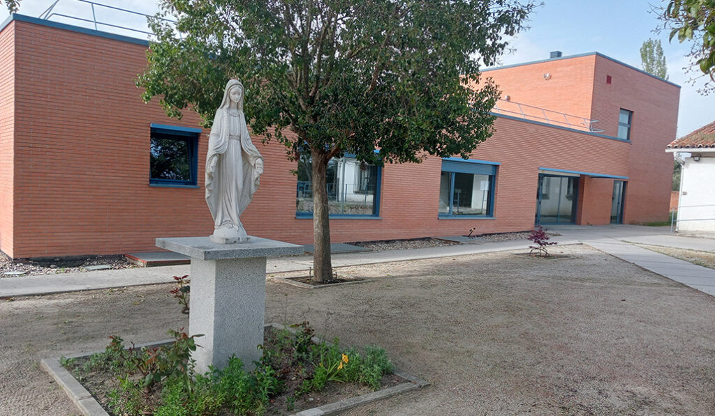 La imagen de la Virgen María a la entrada del centro, que ha estado muy vinculado a las Hijas de la Caridad.