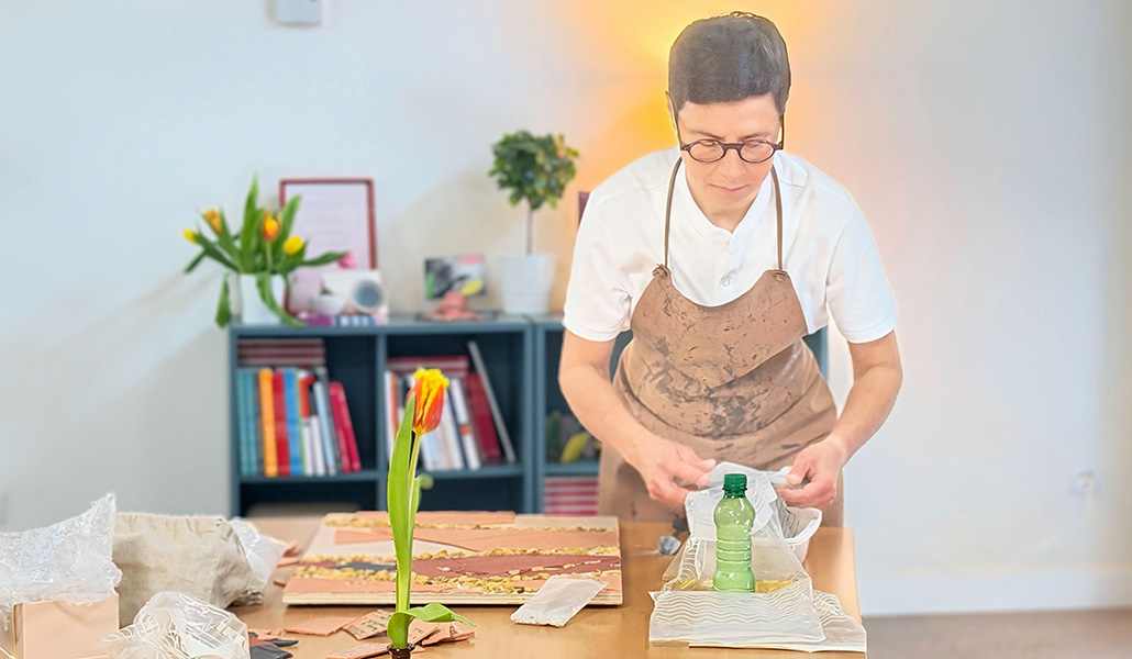 La religiosa monta el cuadro con teselas escritas por detrás por víctimas de abusos.