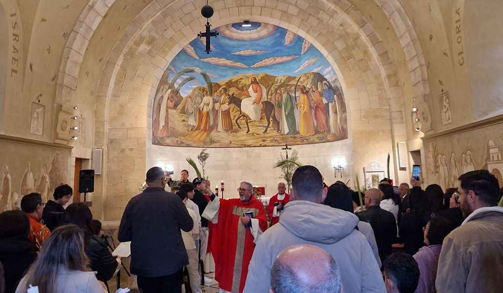 Un momento de la celebración del Domingo de Ramos en la iglesia de Betfagé.
