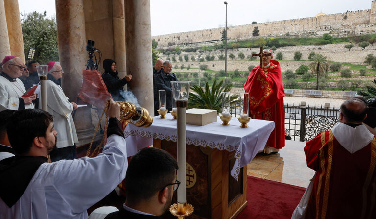Tras no poder acceder al Santo Sepulcro Pizzaballa presidió una oración por la paz en Dominus Flevit.
