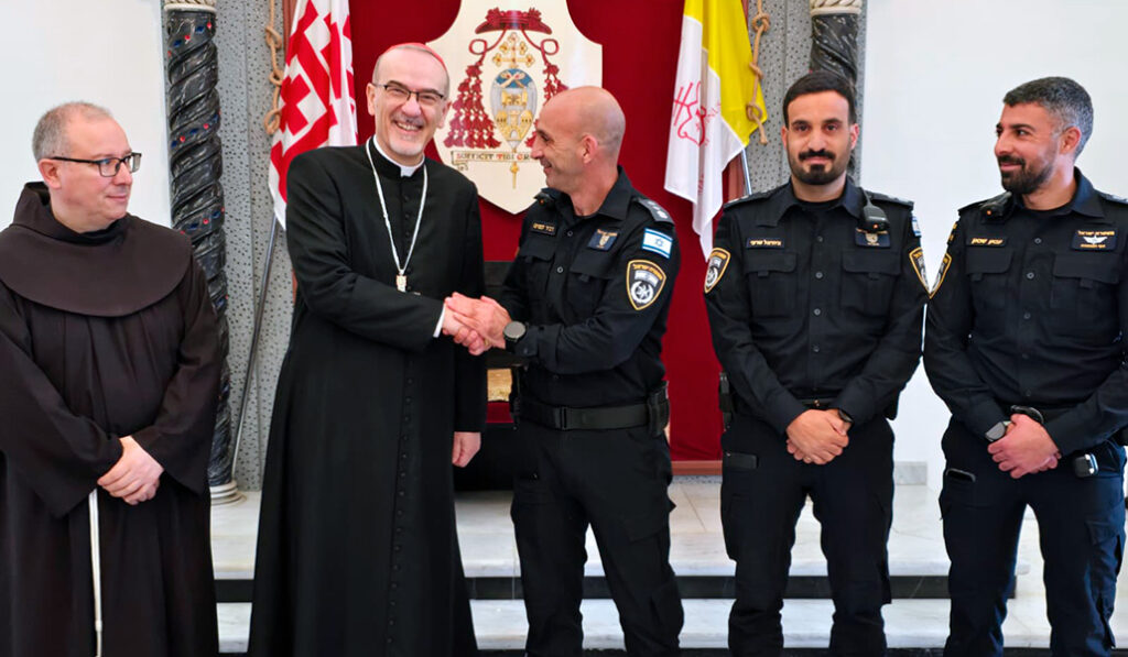 Pizzaballa posa con policías israelíes el lunes, tras la reunión que cerró el acuerdo.