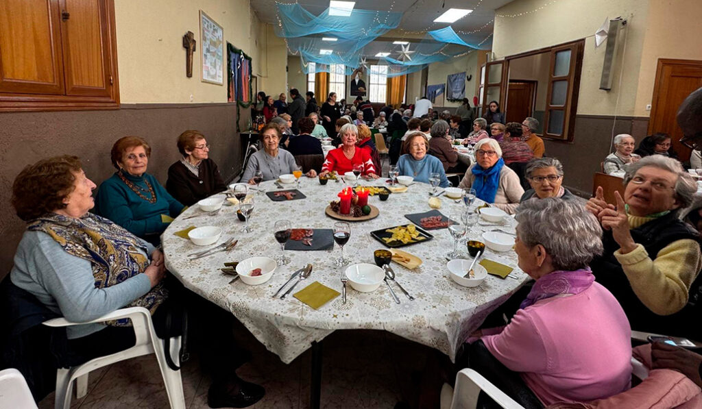 Comida de todas las edades en la parroquia.
