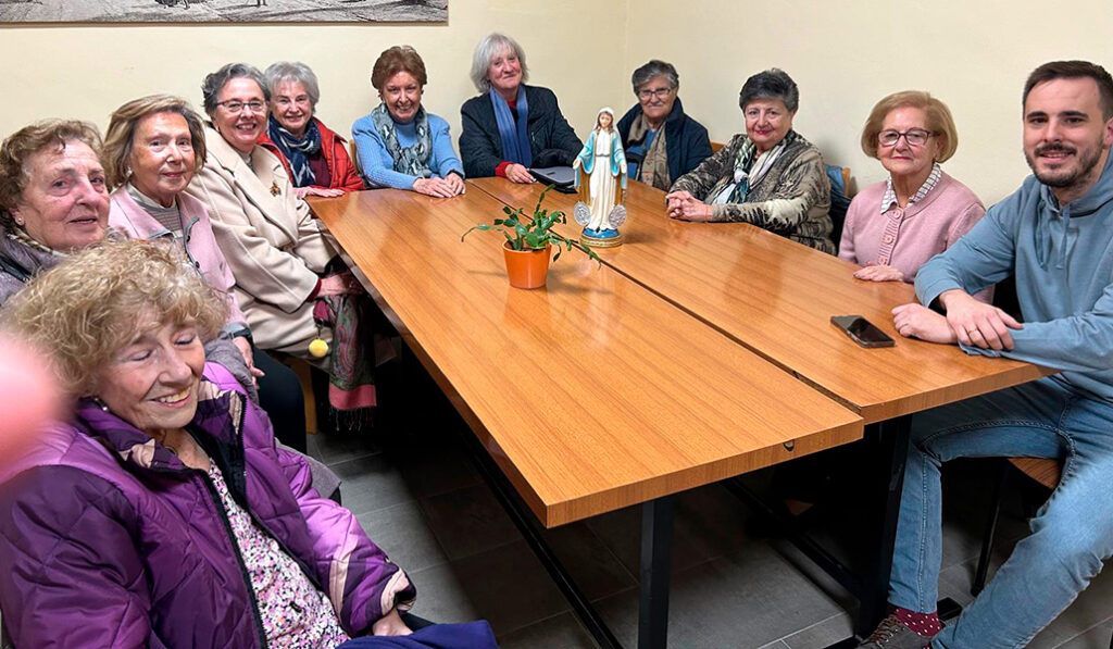Jóvenes explican Tenéritas a los mayores.