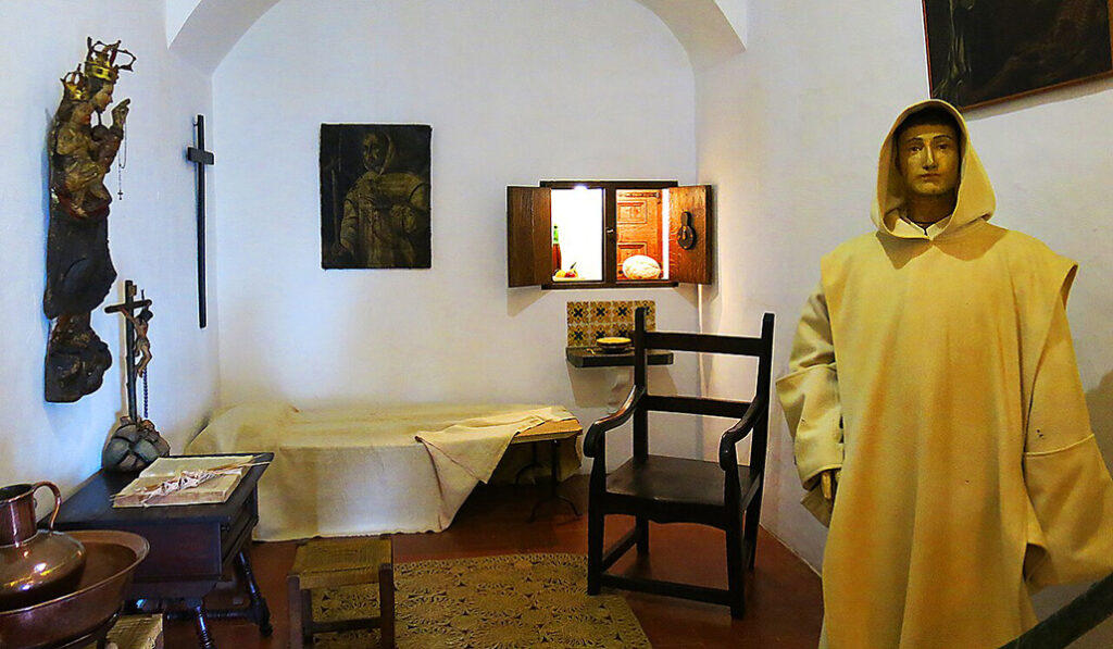 Algunas habitaciones son ahora visitables para que los turistas descubran cómo era aquí la vida consagrada.