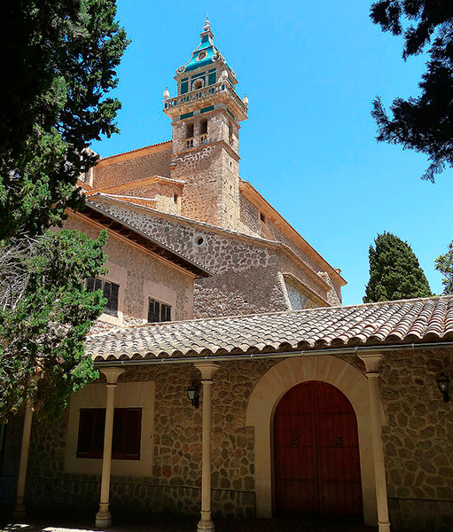 Fachada exterior del monasterio. Está muy ajardinado y cada celda era en realidad «un pequeño apartamento».