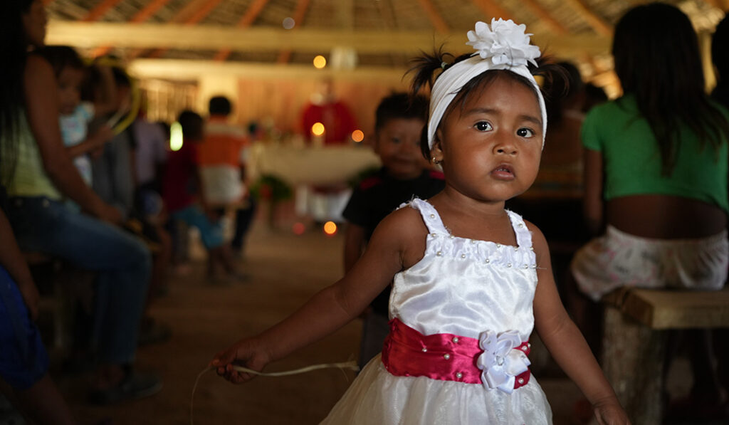 Misa en una capilla-bohío en Peraya.