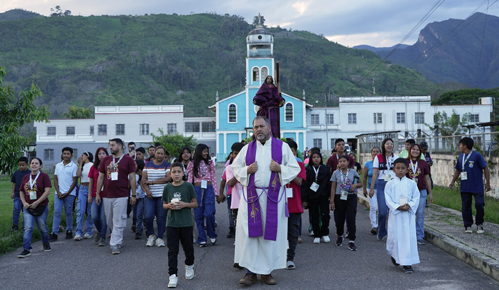 Procesión del Cristo Nazareno con Los Ángeles del Tukuko de fondo.