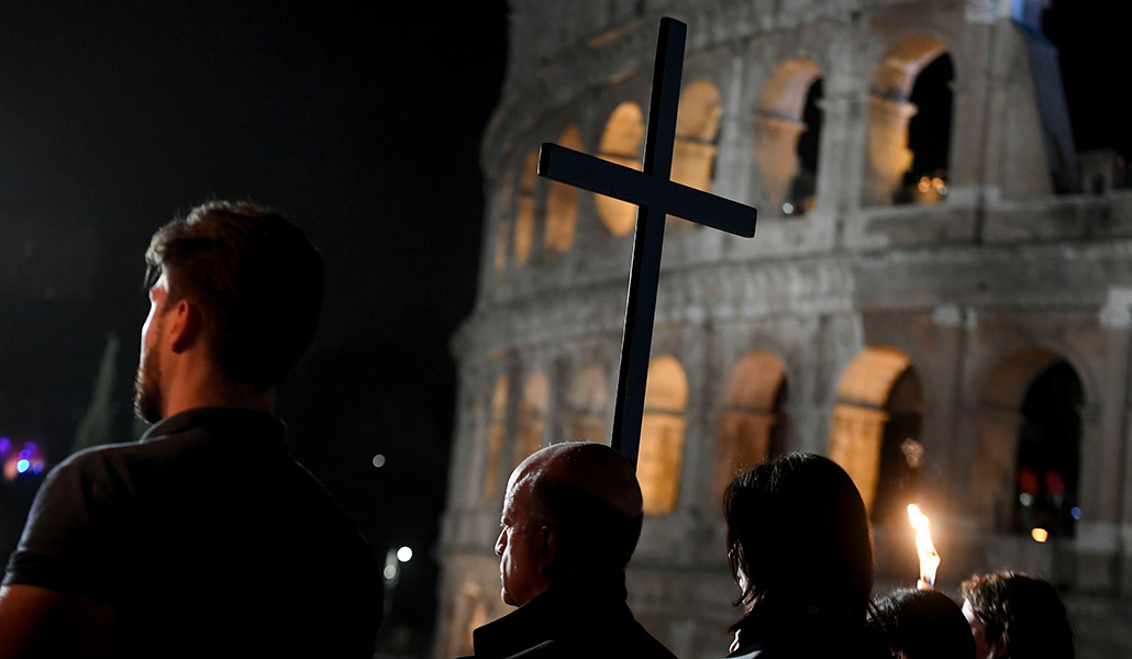 Imagen del vía crucis del Viernes Santo en el Coliseo de Roma, el 29 de marzo de 2024.